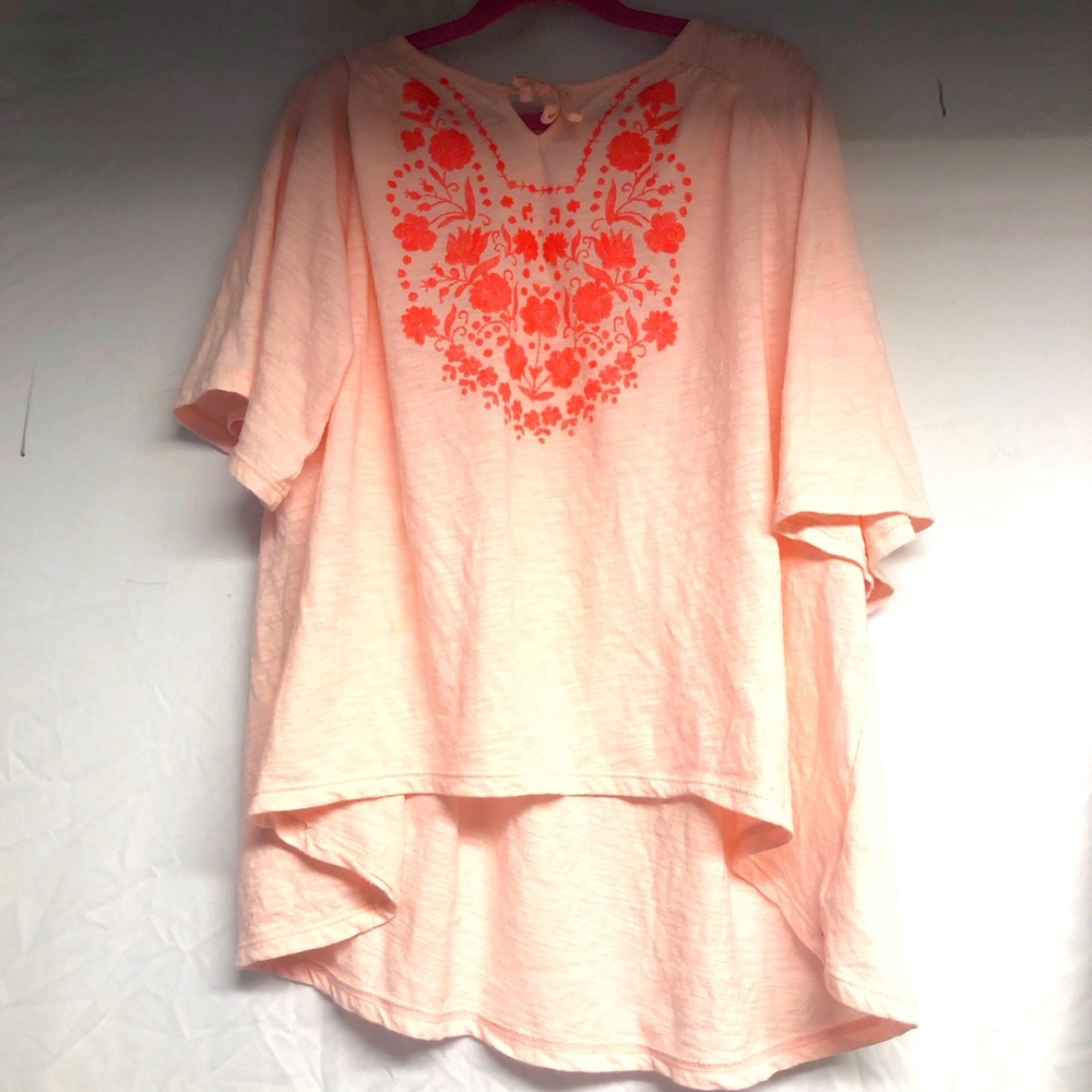 Summer shirt for girls. Nice embrodiery and longer in the back.